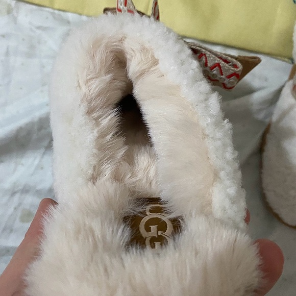 UGG Bow-Tie Furry Closed-Toe Mules - Picture 6 of 10